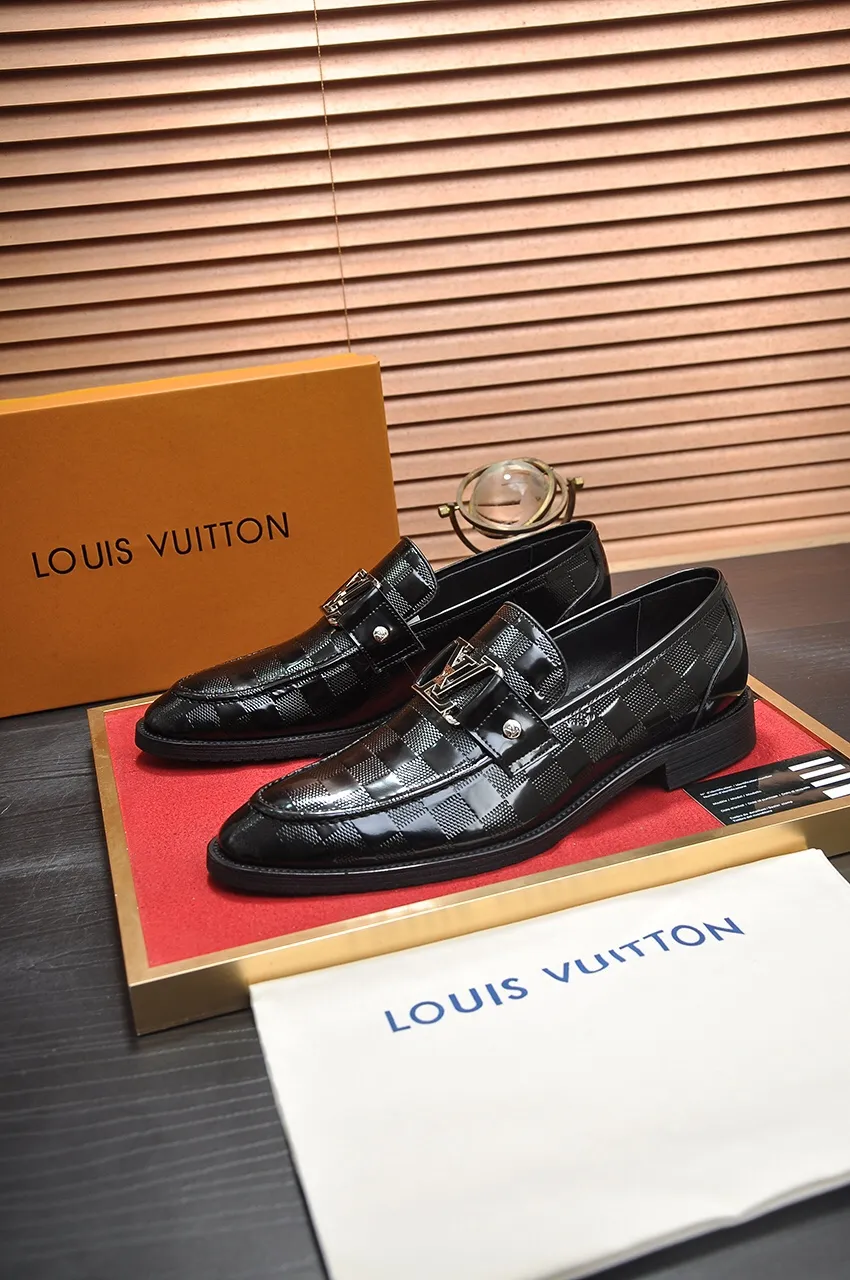 Men's men's shoes 💰520💶 [LV] (original single cowhide lining) 🍀LV's latest genuine leather business suit shoes are launched simultaneously on the official website. The first-layer cowhide imported from Italy is made of heavy gold, 💥official website 1:1 rubber outsole. Versatile to wear, high-end without losing class, and the color combination is extraordinary. This four-season style is alluring when worn on your feet, showing off your big-name flair. Standard code 38-45 (45 customized)